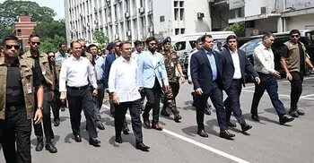 সচিবালয় থেকে হেঁটে ওসমানী মিলনায়তনে ডিসি সম্মেলনে গেলেন প্রধানমন্ত্রী