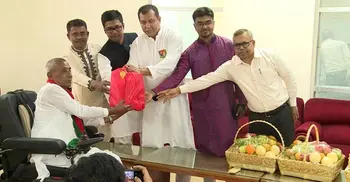 PM greets freedom fighters with gifts
