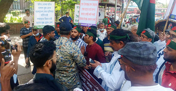 দোয়েল চত্বরে আটকে গেলো বিপ্লবী মঞ্চের গণপদযাত্রা