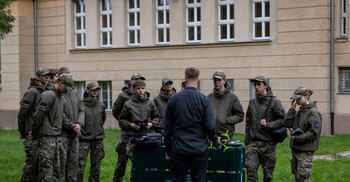 এক বছরে ৪ লাখ মানুষকে সামরিক প্রশিক্ষণ দেবে পোল্যান্ড