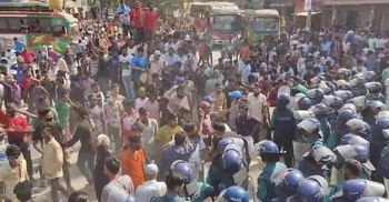 Battery-run rickshaw drivers block road, clash with police