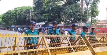 বসানো হয়েছে চেকপোস্ট, কঠোর নিরাপত্তায় আইনশৃঙ্খলা বাহিনী