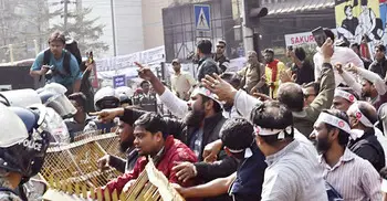 যমুনা অভিমুখী মিছিলে পুলিশের বাধা, আহত ৬ কর্মচারী ঢাকা মেডিকেলে