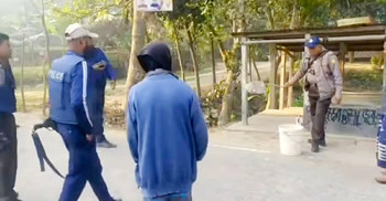 ফরিদপুরে কেন্দ্রের পাশ থেকে বোমা সাদৃশ্য বস্তু উদ্ধার