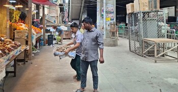 অভিযানের খবরে ফুটপাত থেকে মালপত্র সরিয়ে নিচ্ছেন ব্যবসায়ীরা