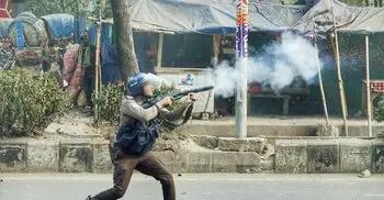 পুলিশের সঙ্গে মোবাইল ব্যবসায়ীদের সংঘর্ষ, রণক্ষেত্র কারওয়ান বাজার