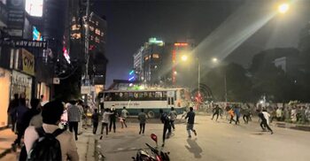 ধানমন্ডি ৩২ নম্বরে আবারও উত্তেজনা, পুলিশের ৩ গাড়ি ভাঙচুর