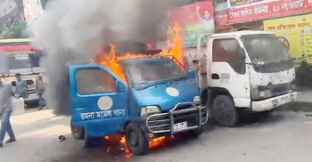 রমনা থানার সামনে হঠাৎ পুলিশের গাড়িতে আগুন