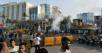 ব্যারিকেড ভেঙে যমুনা অভিমুখে ইনকিলাব মঞ্চ, জলকামান-টিয়ারগ্যাস নিক্ষেপ