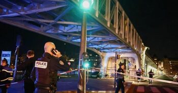 1 killed after man attacks tourists near Paris’ Eiffel Tower