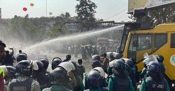 Police use batons against protesting teacher candidates