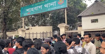 DU students surround police station in protest of police attack