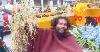 খালেদা জিয়ার সুস্থতার জন্য এভারকেয়ারের সামনে অপেক্ষা করছেন রিক্সাচালক নুরু পাগলা