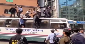 ঢাকা কলেজের বাস নিয়ে গেলো আইডিয়াল কলেজের শিক্ষার্থীরা