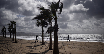 টর্নেডোর আঘাতে পর্তুগালে তিনজনের মৃত্যু, ব্রিটেনে বন্যা