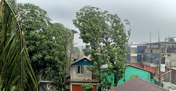 কলাপাড়ায় তাণ্ডব চালাচ্ছে ঘূর্ণিঝড় রিমাল