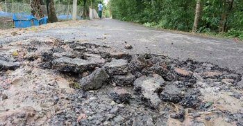 হস্তান্তরের আগেই উঠে যাচ্ছে সড়কের পিচ