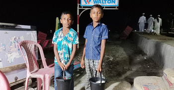 দিনে স্কুল, রাতে সৈকতে কাজ করে জীবন কাটে ইউসুফদের