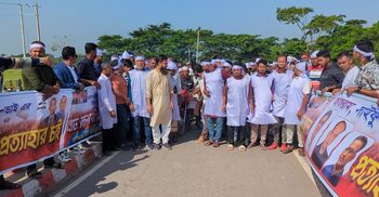 বহিষ্কৃত যুবদল নেতাকে দলে ফেরাতে রিজভীর সামনে কাফন পরে কর্মীরা
