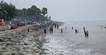 বৃষ্টির বাগড়ায় ঈদের দিনেও ফাঁকা কুয়াকাটা