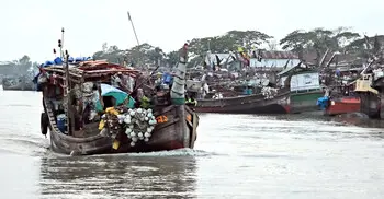তেল পেয়ে অবশেষে সমুদ্রে নামলো শতাধিক মাছ ধরার ট্রলার