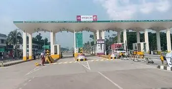 পায়রা সেতুর টোল প্লাজায় অতিরিক্ত টাকা দিলেই পার হয় ওভারলোড ট্রাক