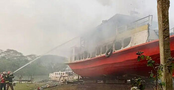 মেরামতের সময় আগুন ধরে গেলো লঞ্চে