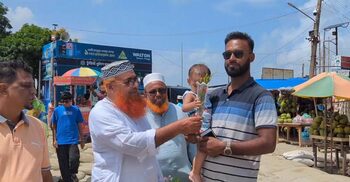 পর্যটন দিবসে কুয়াকাটায় পর্যটকদের ফুল দিয়ে বরণ