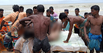 কুয়াকাটায় জোয়ারে ভেসে যাচ্ছিলেন পর্যটক, উদ্ধার করলেন জেলেরা
