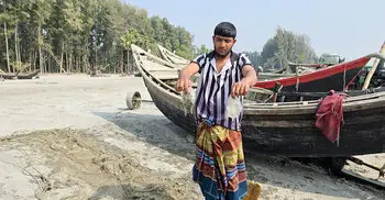 সাগরে ভেসে আসছে হাজার মৃত জেলিফিশ, মাছ ধরা বন্ধ