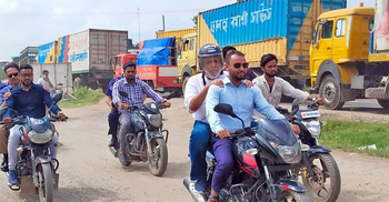 উপদেষ্টাকে বহনকারী চালকের হেলমেট নেই, শাস্তি দাবি পুসাবের