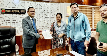 পাবনা-২ আসনে মনোনয়ন জমা দিলেন কণ্ঠশিল্পী ডলি সায়ন্তনী