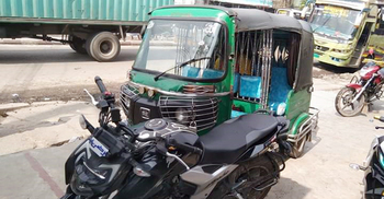 মোটরসাইকেল রেখে পালালেন যুবক, তার মাদকের ব্যাগ নিয়ে উধাও আরেকজন