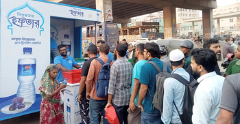 PRAN Drinking Water distributing iftar items among pedestrians