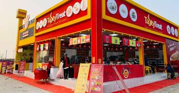 বৈচিত্র্যময় খাবারের স্বাদ নিতে টেস্টি ট্রিট ও মিঠাই’র স্টলে ভিড়