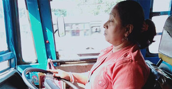 কলকাতার প্রথম নারী বাসচালক