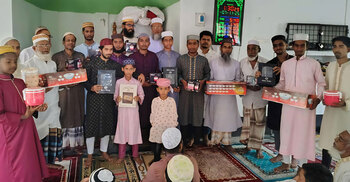 টানা ৪১ দিন জামাতে নামাজ পড়ে পুরস্কার পেলেন ২০ মুসল্লি