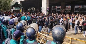 Prime Asia Univ students clash with police outside secretariat