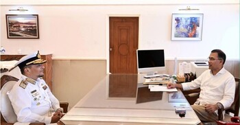 প্রধানমন্ত্রীর সঙ্গে নৌবাহিনী প্রধানের সৌজন্য সাক্ষাৎ