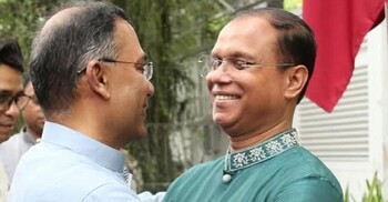 ঈদের আলিঙ্গনে আস্থা-ভালোবাসার ভাষ্য, নেতার সঙ্গে সহযাত্রীর অটুট বন্ধন