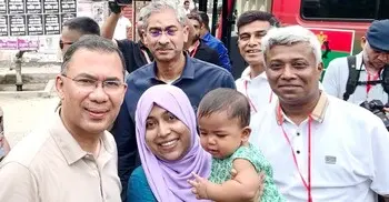 বাস থেকে নেমে ডেকে কাছে নিলেন প্রধানমন্ত্রী