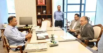 প্রধানমন্ত্রীর সঙ্গে টিআইবির নির্বাহী পরিচালকের সাক্ষাৎ