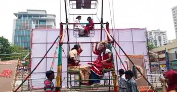 নাগরদোলার আনন্দে মেতেছে তরুণ-তরুণীরা