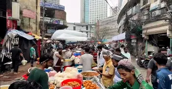 গুলশানের অলিগলিতে জমে উঠেছে অভিজাত ইফতার বাজার