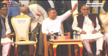 মঞ্চে বিশেষ চেয়ার সরিয়ে সাধারণ চেয়ারে বসলেন তারেক রহমান