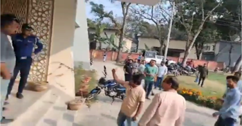 নাটোরে ওসির সামনেই ইজারাদারের কাছে ৫ লাখ টাকা চাঁদা দাবির অভিযোগ