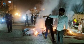 টঙ্গীতে সড়কে আগুন জ্বালিয়ে শ্রমিকদের বিক্ষোভ