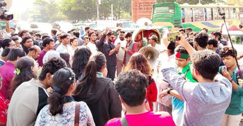 Chhatra Shakti blocks Shahbagh, demands Home Adviser’s resignation