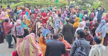 বকেয়া বেতনের দাবিতে স্বাস্থ্য প্রকল্পের কর্মীদের বিক্ষোভ