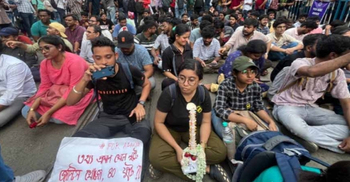 পুলিশ কমিশনারের পদত্যাগের দাবিতে কলকাতায় চিকিৎসকদের বিক্ষোভ